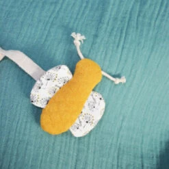Poupée Pollen L'abeille Bio DOUDOU ET COMPAGNIE -MADE4BABY BOUTIQUE poupee pollen l abeille bio doudou et compagnie 2